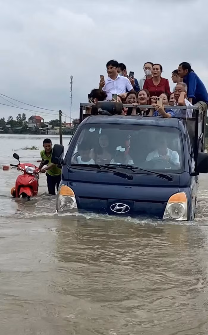 Hơn ai hết họ hiểu sự bất tiện khi tổ chức đám cưới vào mùa bão lũ.