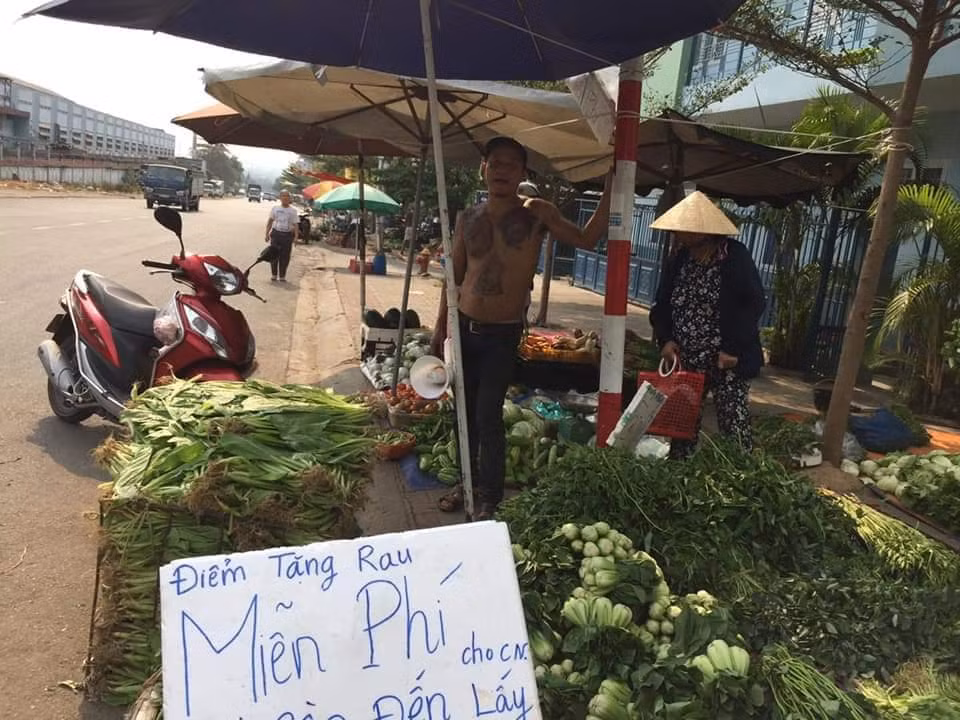 Theo tìm hiểu, chủ sạp rau nổi tiếng MXH trên có tên Minh Râu và là hộ kinh doanh buôn bán ở ngã 4 Bồn Nước và một quầy ở khu An Bình tất cả đều thuộc địa phận tỉnh Đồng Nai.