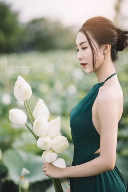 Nói về lý do thực hiện bộ ảnh này, Hồng Nhung cho biết: “Mình chụp bộ ảnh này ở Thanh Xuân, Hà Nội vào đầu mùa sen. Mình rất yêu loài hoa sen, nó thể hiện cho sự tinh khiết, thanh cao, thuần khiết trong tinh thần. Khi nhận thấy đầm sen đầu mùa tại đây đang nở rộ, mình cùng nhiếp ảnh gia đã lên ý tưởng thực hiện bộ ảnh Thiếu nữ bên đầm sen”.