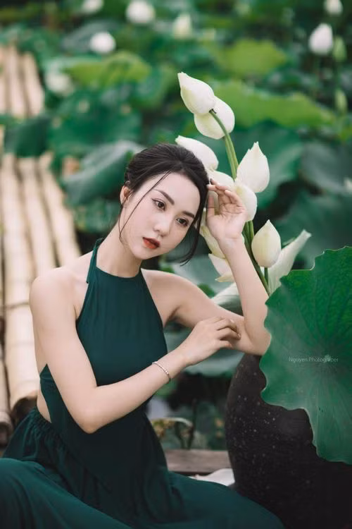 Theo đuổi đa dạng các dòng nhạc khác nhau, từ EDM, Vinahouse cho đến Electro House… Hồng Nhung được nhiều người biết đến và lượng show ngày càng nhiều.