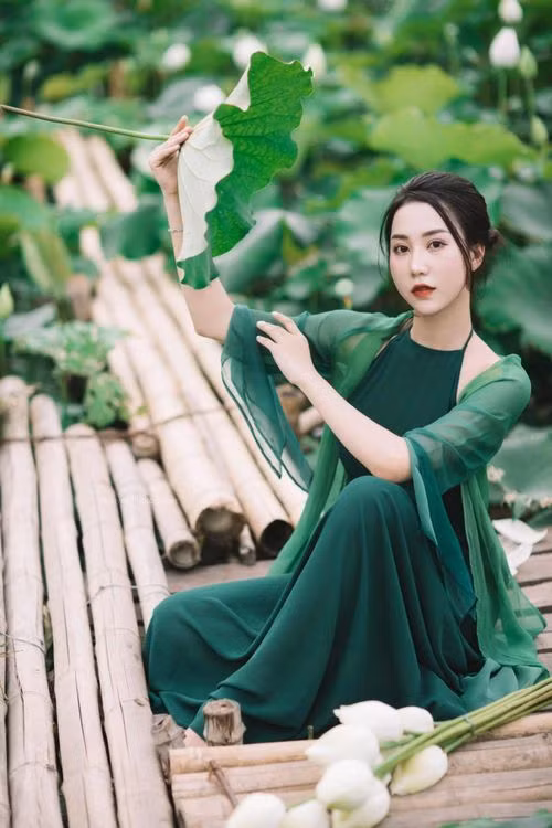 Còn về sự nghiệp của Hồng Nhung, ngay từ nhỏ cô nàng đã xem nhiều chương trình về DJ và nhận thấy niềm đam mê với công việc này. Năm 2017, cô bắt đầu bén duyên với nghề DJ