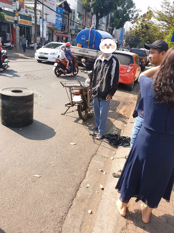 Theo đó, thay vì thương tiếc phương tiện của mình khi bị người đi xe máy đâm móp, cặp vợ chồng này lại lo cho tình trạng của người đàn ông đi xe máy trước bằng cách hỏi han, quan tâm. Cách hành xử đầy văn minh, tốt đẹp cũng như chứa đựng tình người này đã khiến cộng đồng mạng thán phục và cảm động. Không xảy ra bạo lực, không dùng lời lẽ nặng nề, không bắt đền ráo riết, cặp vợ chồng đã có cách giải quyết vấn đề khiến nhiều tài xế điều khiển phương tiện giao thông phải học hỏi.