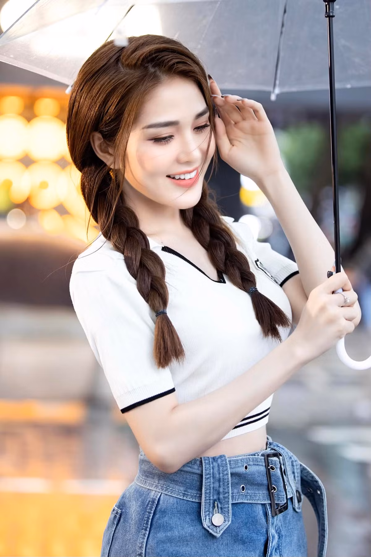 DJ Ny Saki tên thật là Huỳnh Kiều Ni, cô sinh ngày 14 tháng 12 năm 1995. Sinh ra và lớn lên tại Vĩnh Long, nữ DJ xinh đẹp đã quyết định phát triển sự nghiệp DJ tại TP HCM.