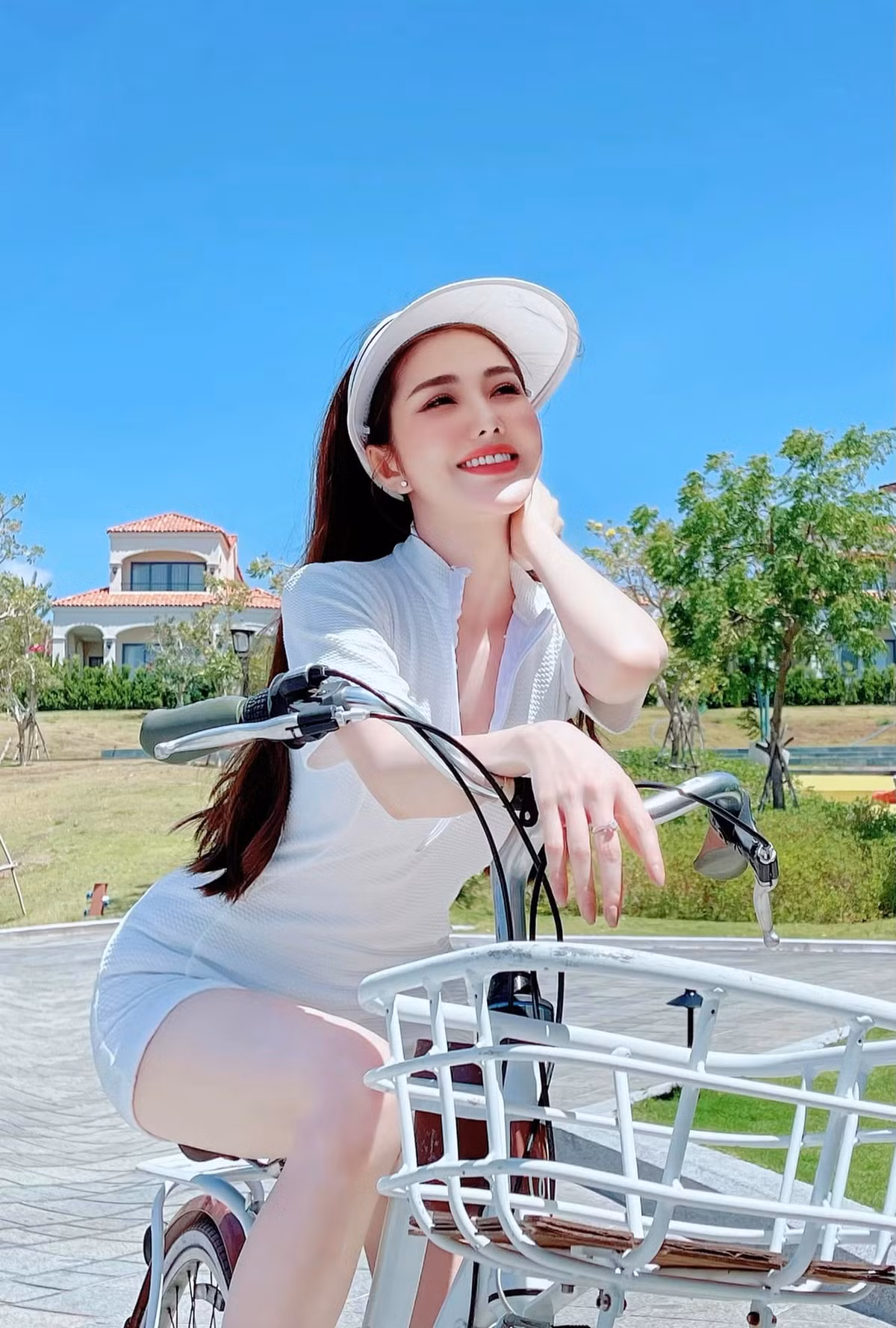 Còn bây giờ, phong cách sexy không phải là lựa chọn ưu tiên của tôi. Tôi thích phong cách nhẹ nhàng, không sexy như trước". Ny Saki bộc bạch.