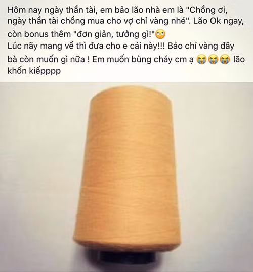 Ngày vía Thần Tài người dân thường đổ xô đi mua vàng với mong muốn may mắn. Còn trên mạng xã hội, các dân mạng cũng ồ ạt chia sẻ những món quà bằng "vàng" được tặng khi xem ai cũng phải ôm cười.