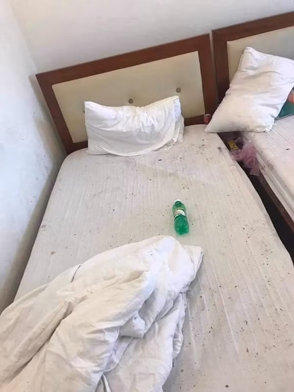 Chẳng ai có thể ngờ được, trong thời buổi văn minh như hiện tại lại có thể tồn tại những người thiếu ý thức khi thuê nhà nghỉ và bôi bẩn đến vậy.