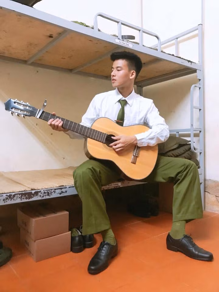 Điểm "ăn tiền" nhất của chàng lính cứu hỏa tên H.H đó là nụ cười "sầu muộn" và dáng người chuẩn 6 múi không khó để hiểu lý do chị em ganh nhau nhận làm chồng.