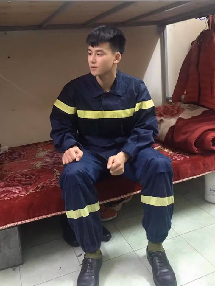 Lần theo từng manh mối từ bài đăng chia sẻ, các chị em đã tìm ra danh tính của chàng lính cứu hỏa gây sốt mạng. Anh chàng này có tên H.H. và hiện có hơn 6000 lượt theo dõi.