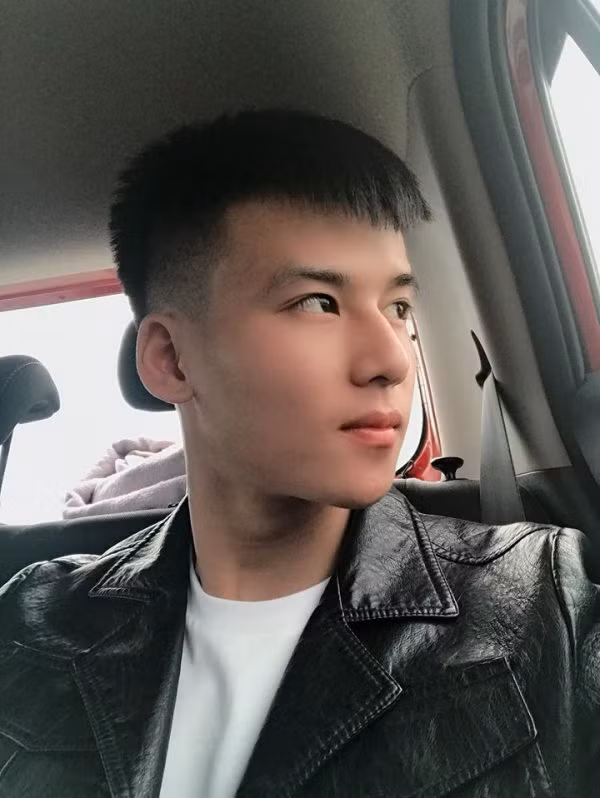 Cởi bỏ chiếc mũ bảo hộ và đồng phục H.H lại gây ấn tượng bằng vẻ ngoài tuấn tú không kém gì các diễn viên, thần tượng nổi đình nổi đám.
