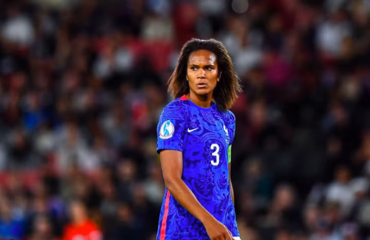 Wendie Renard là đội trưởng tuyển Pháp tại World Cup 2023. Trung vệ 32 tuổi này đã cùng Lyon giành 14 chức vô địch Pháp và 8 cúp châu Âu. Cô đã chơi 144 trận cho tuyển Pháp và đây là kỳ World Cup thứ ba trong sự nghiệp.
