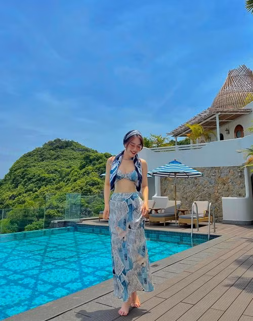 Mọi thói quen như tất bật chuẩn bị để lên sóng trực tiếp, vội vàng đi tìm khách mời… đều phải dừng lại và mình chuyển sang làm chương trình khác thì cảm xúc lúc đó rất khó diễn tả. Phương cũng nhận được rất nhiều câu hỏi thắc mắc từ khán giả, những người dành tình cảm đặc biệt cho “Bữa trưa vui vẻ””. Nữ MC xinh đẹp nói thêm.