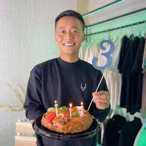Quang Linh và các thành viên khác đã có buổi gặp mặt, muốn người quản lý khai xem đã lấy những tài sản gì đem bán để đi chuộc về.