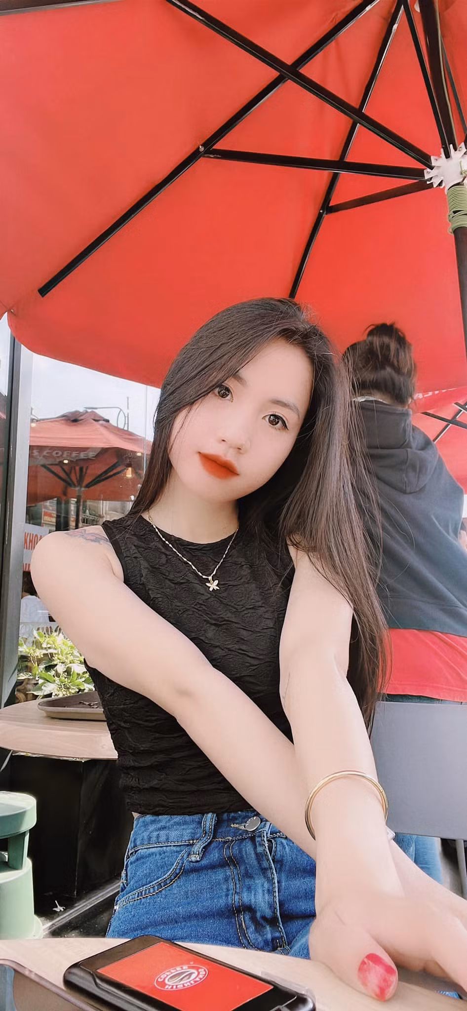 Ngoài sở hữu vòng eo con kiến, Trần Thị Duyên cũng gây ấn tượng bởi đôi chân thon dài, làn da trắng sứ.