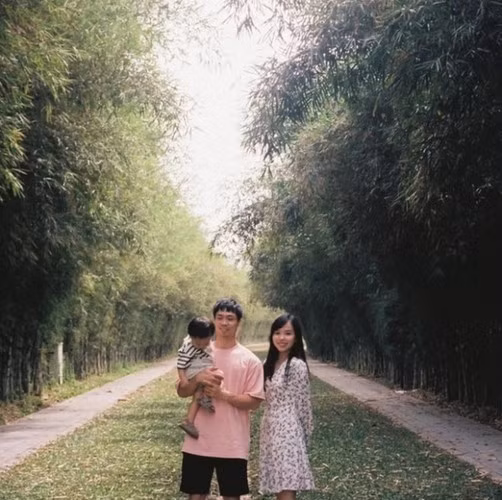 Ở lần lên sóng này, Công Phượng diện áo hoodie, quần thun, chân đi dép lê bế trên tay một em bé vô cùng đáng yêu.
