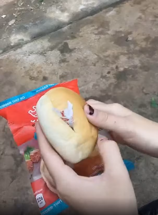 Cụ thể, chiếc bánh mì cô mua có nhân thịt bò, hình ảnh ngoài bao bì cũng cho thấy rõ phần thịt bò dạng sốt. Ấy thế nhưng khi bóc ra lại bất ngờ thấy... trống không.