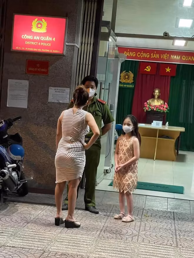 Cách đây chưa lâu, hình ảnh "chị đại quận 4" xuất hiện tại công an tiếp tục được lan truyền khiến nhiều người phẫn nộ. Cũng như mọi lần, chị đi cùng con gái và vẫn không đeo khẩu trang.