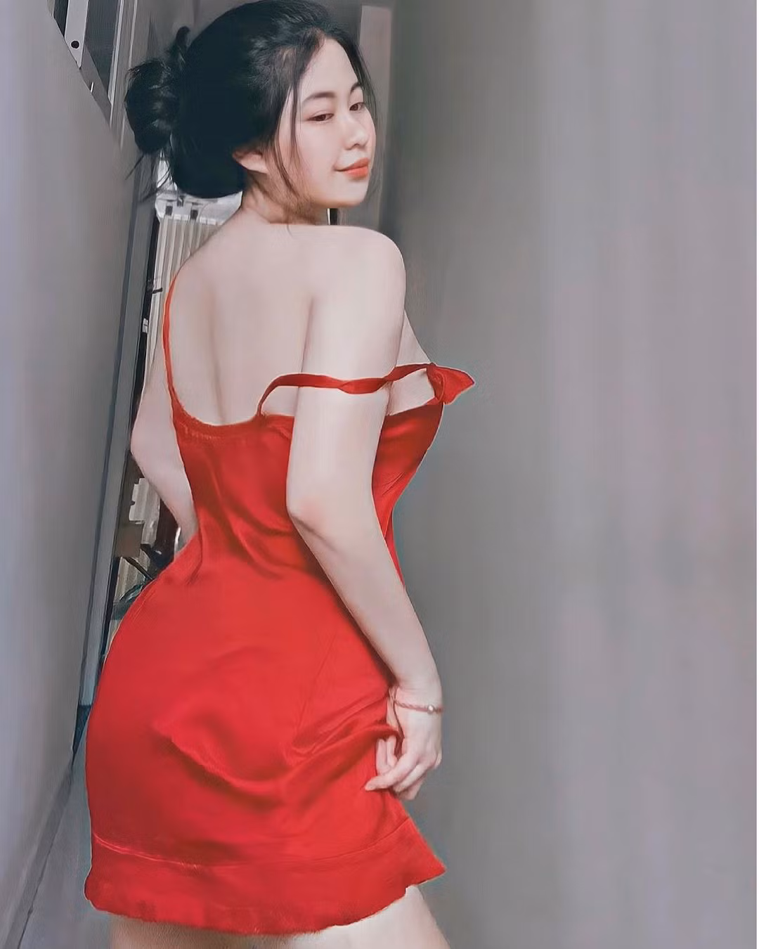 "Vì vóc dáng của mình mũm mĩm, không có eo thon, chân dài nên mình muốn theo phong cách quyến rũ để cho thấy những điểm mạnh khác, nhìn bản thân đẹp đầy đặn không phải kiểu sồ sề" - Người đẹp ngoại cỡ Đà Nẵng khẳng định.