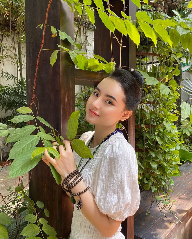 Phương Trang sinh năm 1996, tức là chỉ kém Angela Phương Trinh 1 tuổi và sở hữu gương mặt được đánh giá là giản dị và hiền hơn cô chị rất nhiều