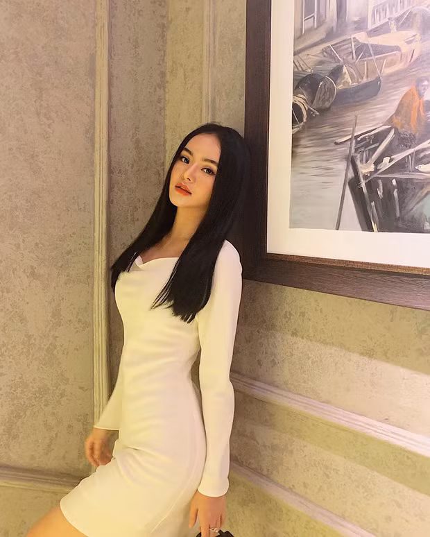 Trên trang cá nhân, Phương Trang cũng tạo được cảm tình khi thường xuyên đăng tải những hình ảnh thân thiết bên chị gái cũng như gia đình.