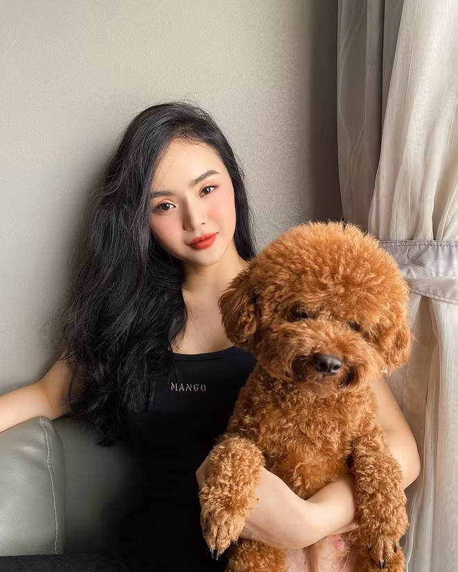 Được biết, không lấn sâu vào showbiz, em gái Angela Phương Trinh chọn con đường kinh doanh riêng. Cô nàng hiện đang buôn bán mỹ phẩm trên mạng đồng thời quản lý cũng như làm mẫu ảnh cho chính thương hiệu thời trang do mình mở ra.