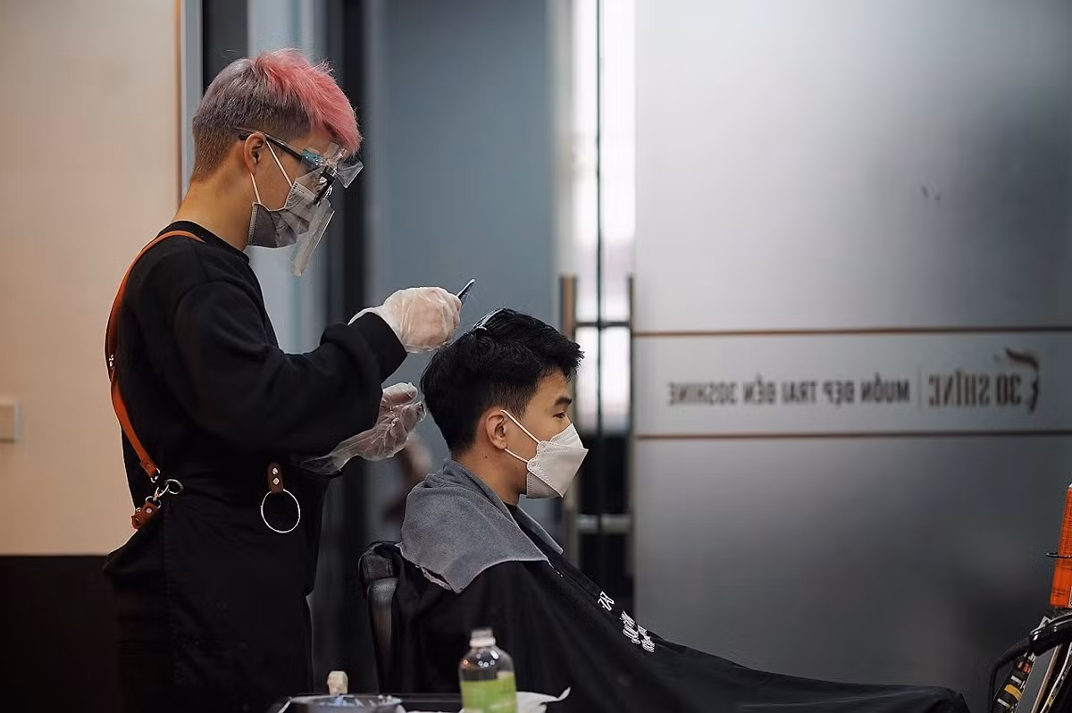 Dù là ngày cùng tháng tận nhưng nhiều anh em cũng chịu khó ngồi chờ đến lượt để có mái tóc đẹp, hợp với khuôn mặt chào đón năm mới.