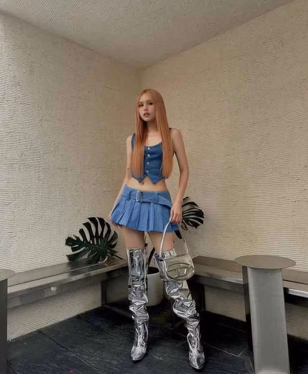 Đáng nói, trong khi nhiều hot girl trên mạng khác thường từ chối show mặt mộc, hay lộ nhan sắc kém xinh qua gương mặt ít son phấn, Xoài Non thì ngược lại hoàn toàn. Càng make up nhạt, thậm chí là để mặt tự nhiên cô nàng càng xinh hơn gấp bội.