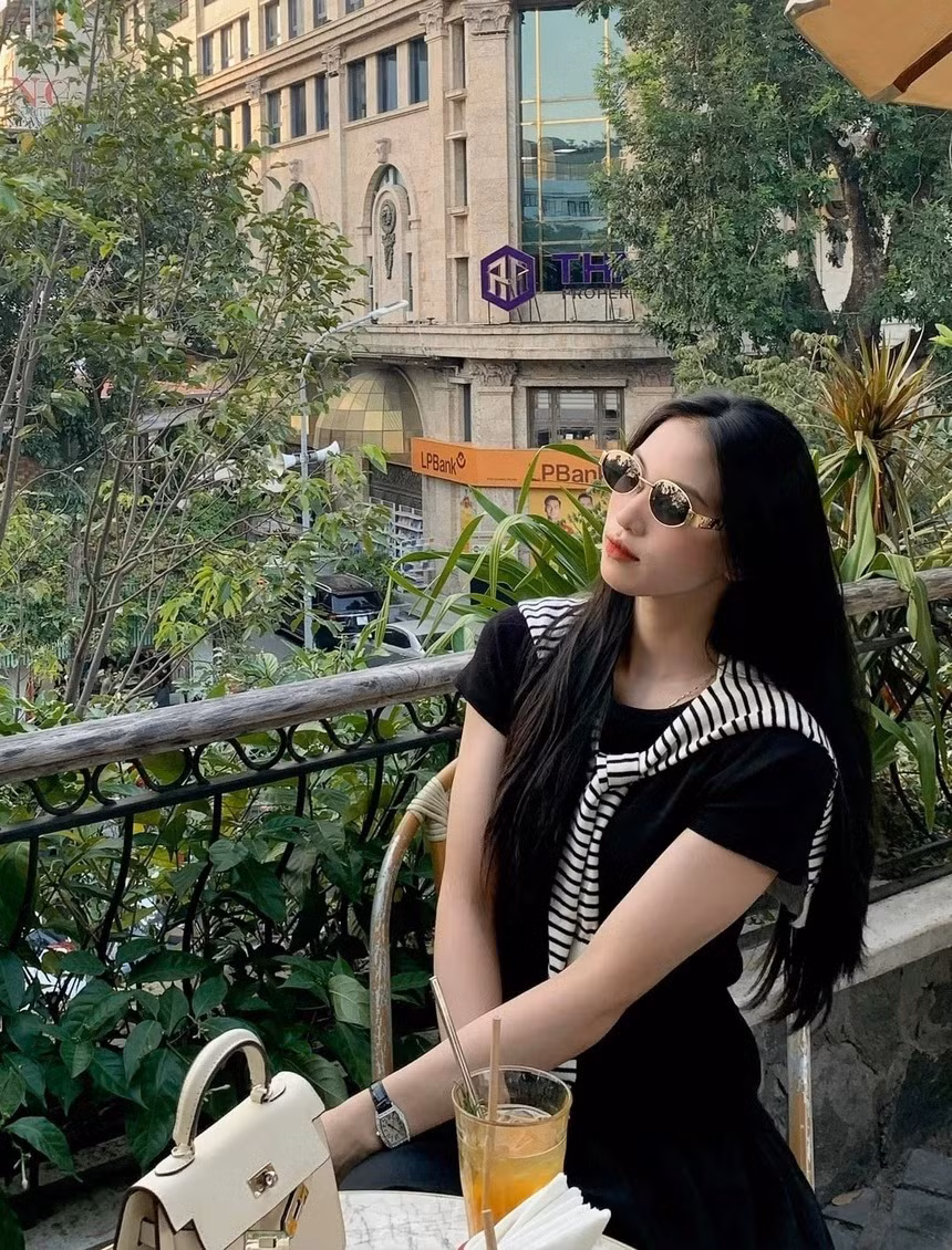 Phong cách thời trang của hot girl bóng chuyền nhận nhiều lời khen. Cô thường xuyên diện trang phục ôm, cắt xẻ khoe lợi thế hình thể.