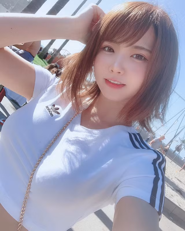 Nashiko sinh năm 1995, gia nhập làng giải trí từ năm 2018 với tư cách người mẫu áo tắm.
