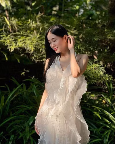 Diện áo yếm, gái xinh Gen Z khoe lưng trần nõn nã Dien ao yem, gai xinh Gen Z khoe lung tran non na