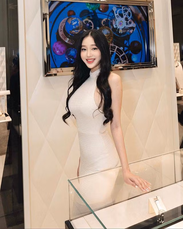 Sau khi cuộc thi hoa hậu, Ngọc Thảo trưởng thành hơn về phong cách thời trang. Người đẹp chuộng những item tôn dáng như váy bodycon, áo croptop phối cùng short, hoặc váy ngắn khoe chân dài miên man cùng vóc dáng cân đối.