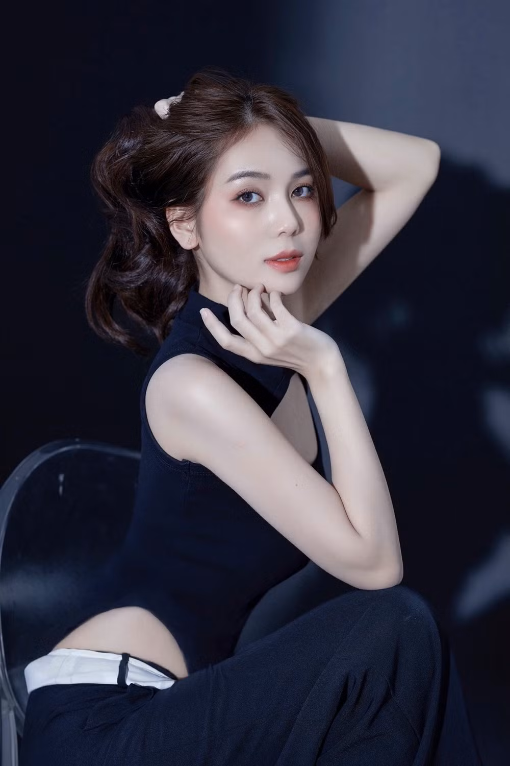 Cụ thể, Hoàng Kim Chi cho biết: "Nếu chọn một người giàu sẵn thì bản thân mình phải là người ưu tú, sắc sảo, thông minh trong các vấn đề đối nội đối ngoại. Còn nếu như yêu một người để cùng làm giàu cũng rất hợp lý bởi khi yêu cần chung chí hướng phấn đấu".