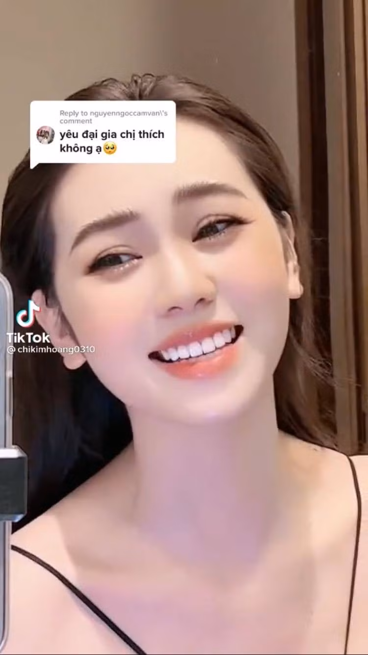 Dưới phần bình luận, hầu hết cư dân mạng bày tỏ quan điểm đồng tình với ý kiến của Hoàng Kim Chi và cho rằng nếu cô nàng quen được bạn trai giàu có cũng là điều bình thường bởi cô nàng vốn cũng là một hot girl có tiếng.