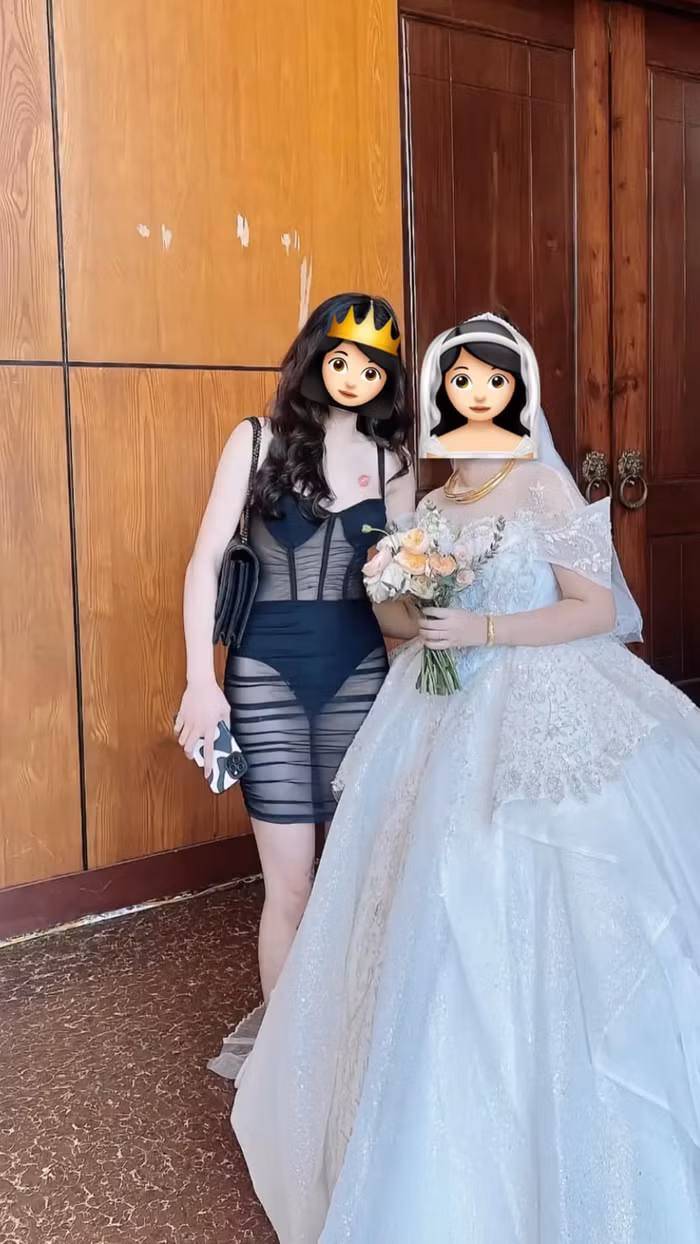 Trước đó, cộng đồng mạng từng nhiều lần xôn xao trước những màn ăn mặc phản cảm khi đi đám cưới.