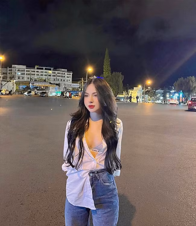 Dù lăng xê phong cách khoe nội y nhưng nữ DJ xinh đẹp Nene lại được nhiều người dành lời khen.