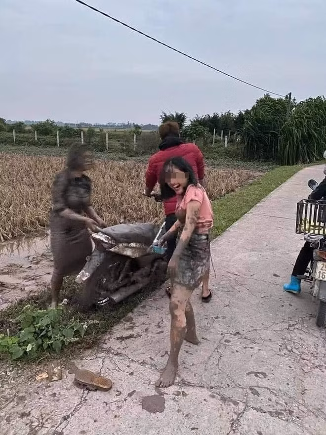 Trước đó, không ít lần netizen từng phải rơi vào tâm trạng vừa thương vừa buồn cười với những pha tiếp ruộng của các đôi bạn khi đang đi trên đường.