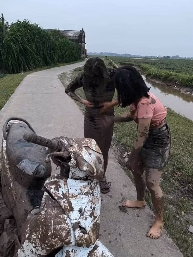 Vậy mới thấy câu nói trở thành hot trend trên mạng là: "Nếu chưa từng cùng nhau ngã xe một lần, xin đừng gọi nhau hai chữ “bạn thân”".
