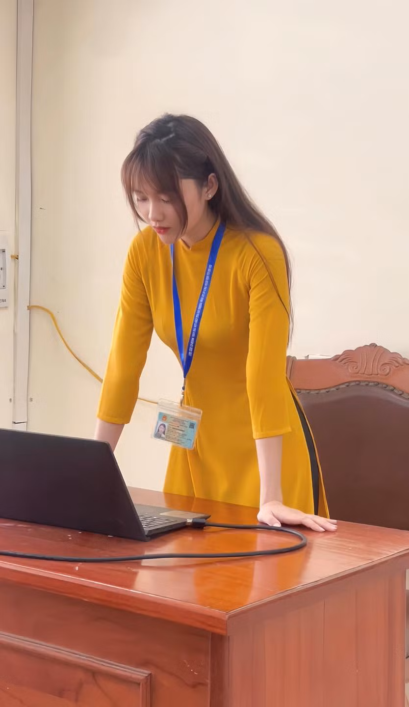 Trong ảnh, cô giáo trẻ diện áo dài duyên dáng. Dù chỉ là khoảnh khắc chụp lén, không hề tạo dáng cầu kỳ nhưng nhan sắc khả ái của cô nàng vẫn thu hút sự chú ý của mọi người.