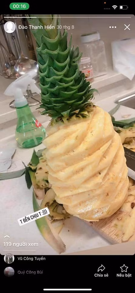 Sau khi những bức ảnh khoe màn gọt dứa trên của cô gái được đăng tải lên mạng, các netizen để lại bình luận chê rằng cô nàng vụng về nhưng số khác lại đồng cảm bởi dứa là loại quả khá khó gọt.