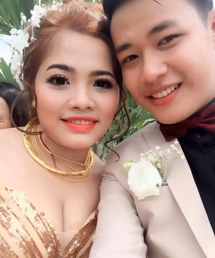 Cách đây không lâu, Lê Tấn Lợi cũng chia sẻ lại hình ảnh vợ mình vì quá mệt mà đã ngã khi mang bầu. Dù không tận mắt chứng kiến, chỉ nhìn thấy qua màn hình camera nhỏ nhưng anh đã cảm thấy rất xót xa, thậm chí bật khóc nức nở như một đứa trẻ vì quá thương vợ.