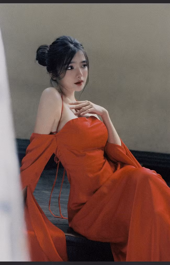 Thời gian đầu, cuộc sống của Khánh Linh rất gian nan. Cô nàng cố gắng kiếm từng đồng một để trang trải cuộc sống và có tiền theo học nghề trang điểm.