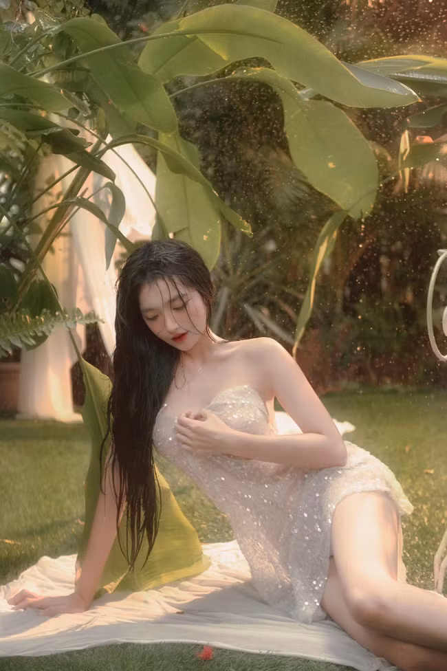 Trái ngược với gương mặt ngây thơ, cô gái Đắk Nông sở hữu vóc dáng bốc lửa với đường cong nõn nà. Làn da trắng như bông bưởi giúp Khánh Linh nổi bần bật trong mọi loại trang phục.