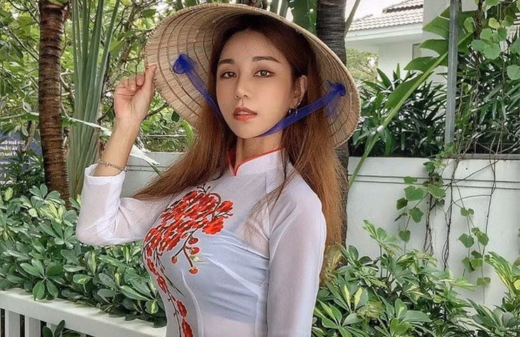 Nữ DJ Hàn Quốc diện áo dài xuyên thấu.