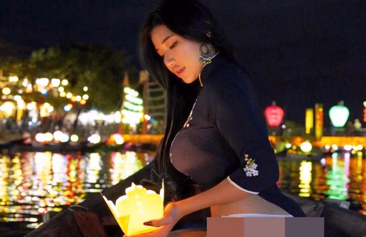 Chưa dừng lại, cô nàng diện áo dài không quần thả đèn hoa đăng trên sông Hoài.