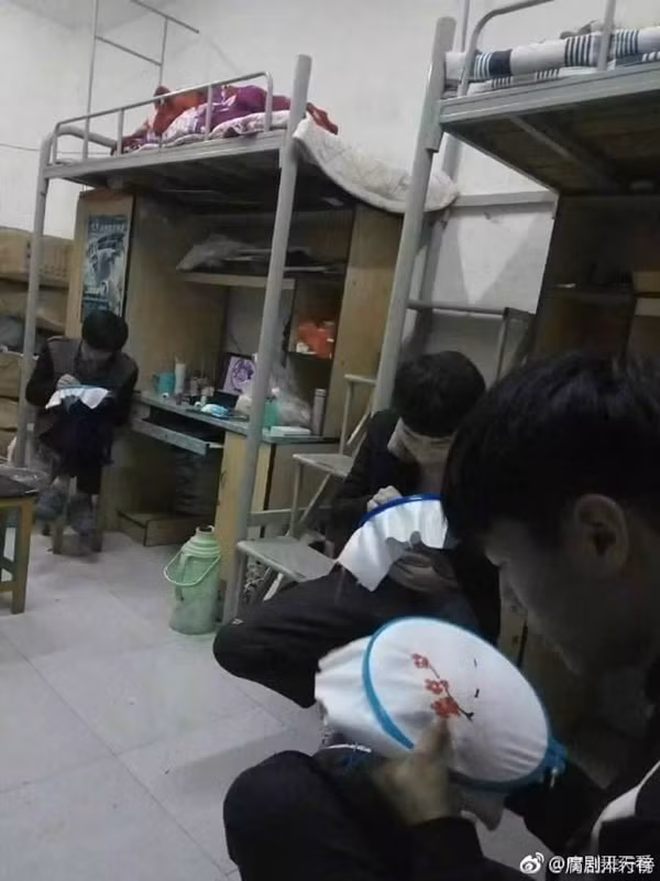 Các chàng trai thoải mái gọi nhau là “cưng yêu” và khiến người nghe xung quanh cũng cảm thấy bất ngờ vì cách thể hiện tình cảm thân mật.
