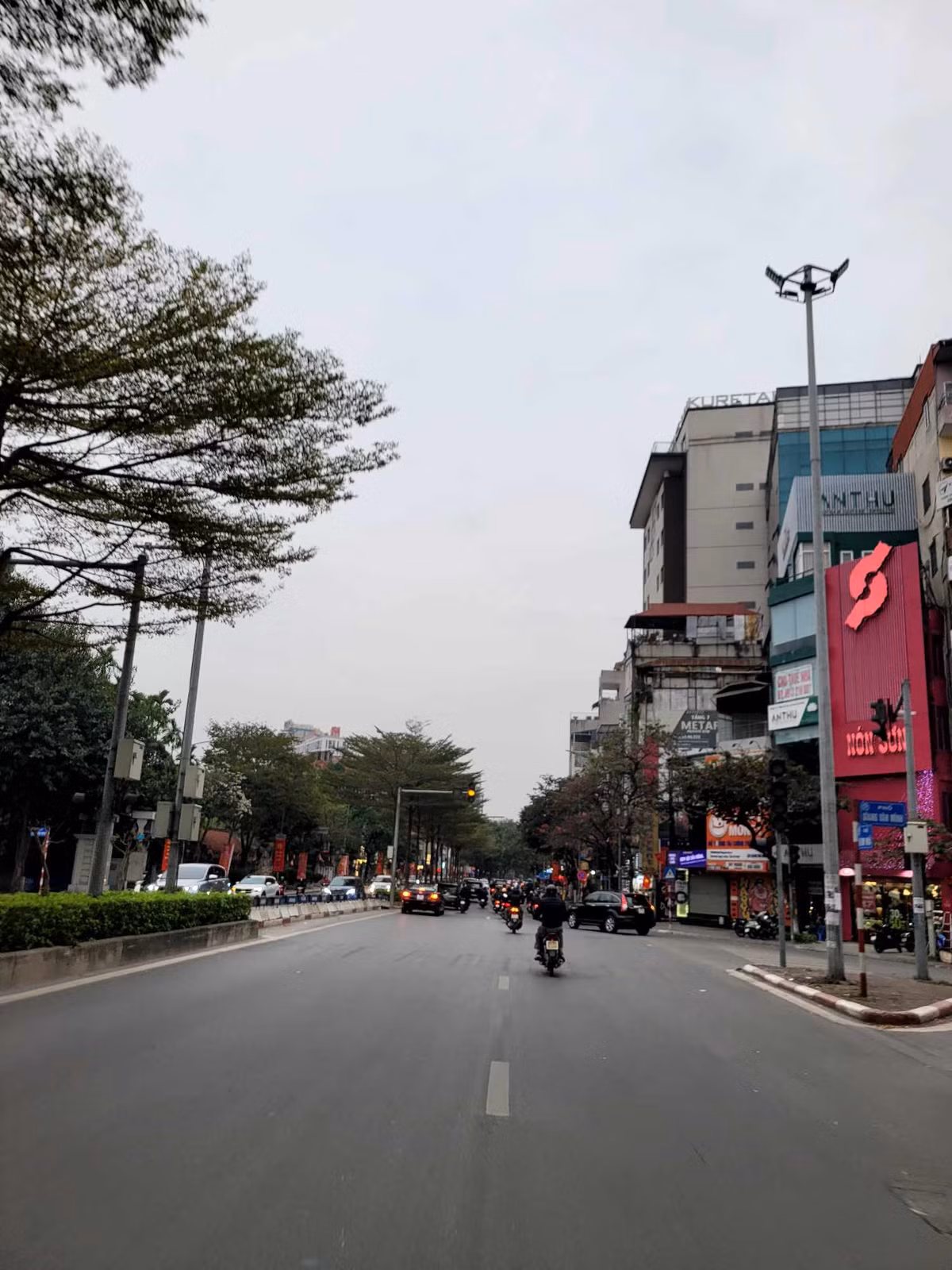 Một góc đường đôi Kim Mã trong sáng 30 Tết.