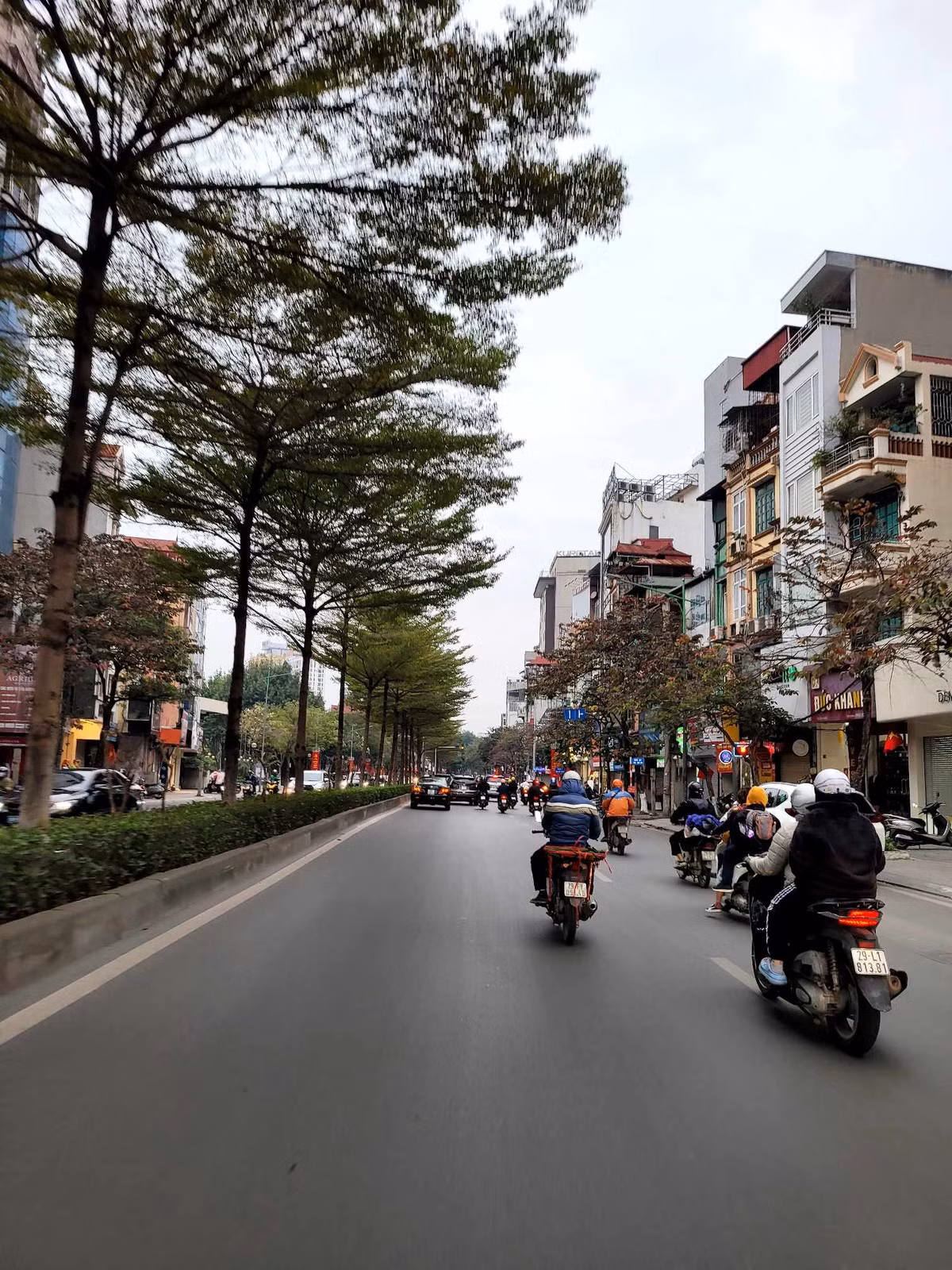Những con đường ngày thường tấp nập dòng người qua lại của Hà Nội giờ lại thật vắng vẻ và chậm rãi.
