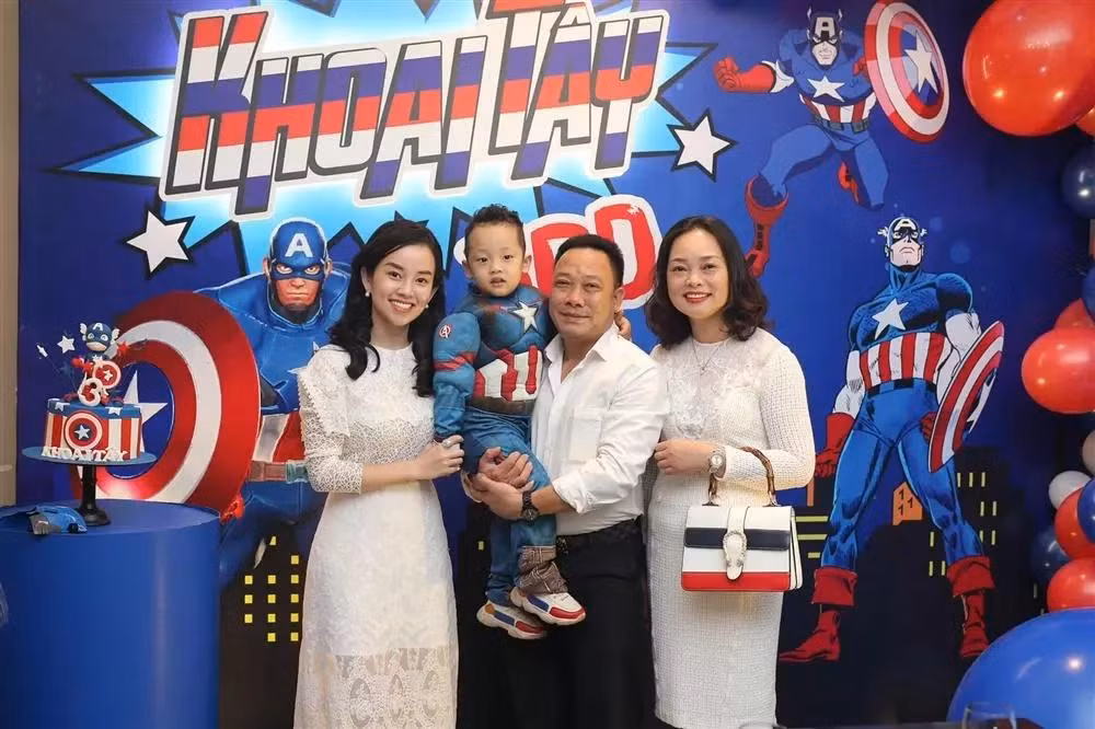 Dễ dàng nhận thấy, dù đã có tuổi sóng bố mẹ ly Kute ai nấy đều rất trẻ trung, quý phái, đặc biệt là người mẹ U60 của hot mom.