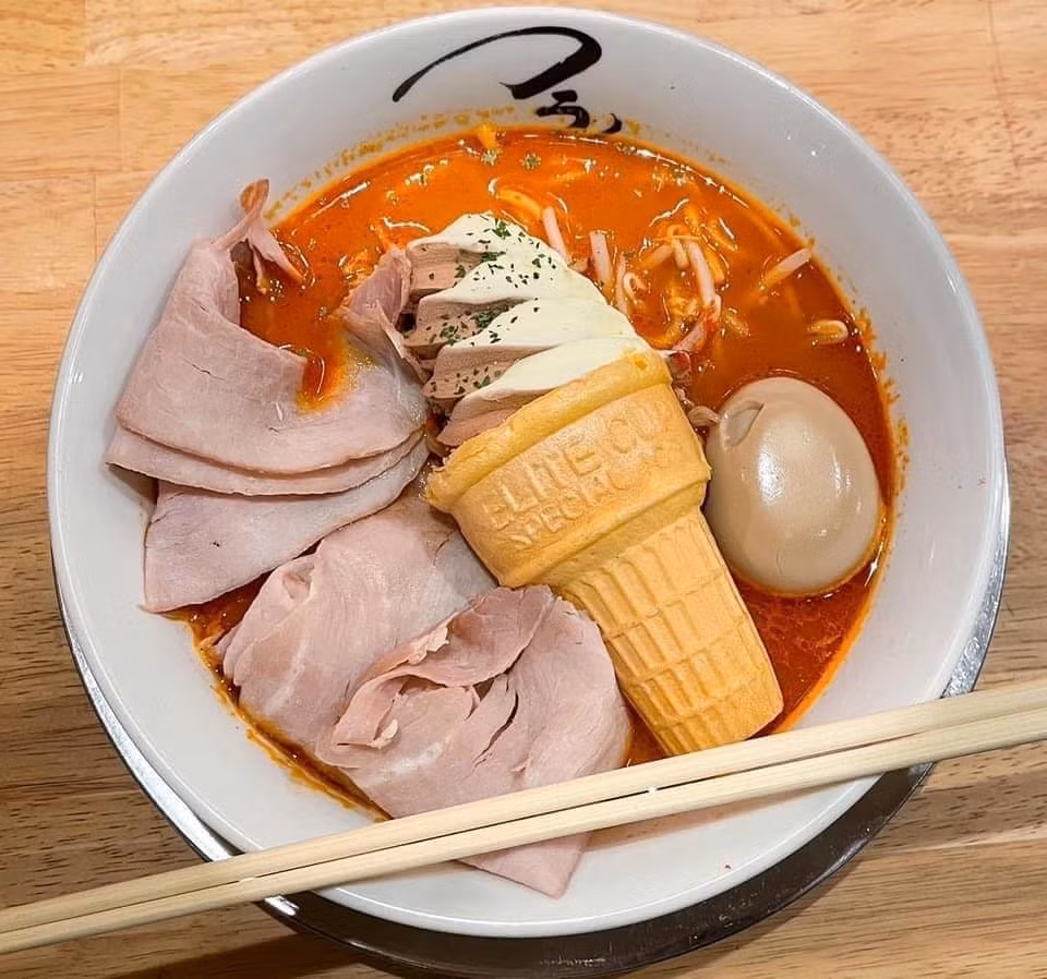 Nếu muốn trải nghiệm món mì cực hot trend này thì giới trẻ phải mua mì tại các tiệm nổi tiếng và mua kem ốc quế vani tại các cửa hàng ăn nhanh.