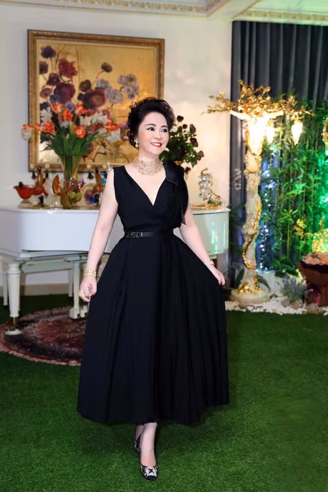 Cuộc chiến giữa bà Phương Hằng và loạt tên tuổi lớn trong showbiz về chuyện tiền từ thiện luôn nóng hổi.