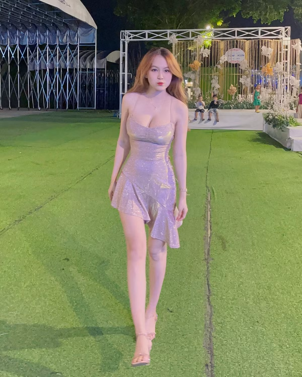 Trân Trần từng là gương mặt quảng cáo của một số nhãn hàng nhờ vào gương mặt xinh đẹp và thân hình bốc lửa.